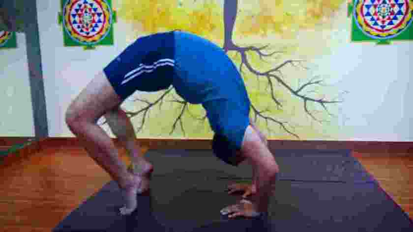 Yoga for weight loss: Try chakrasana to burn fat | HealthShots